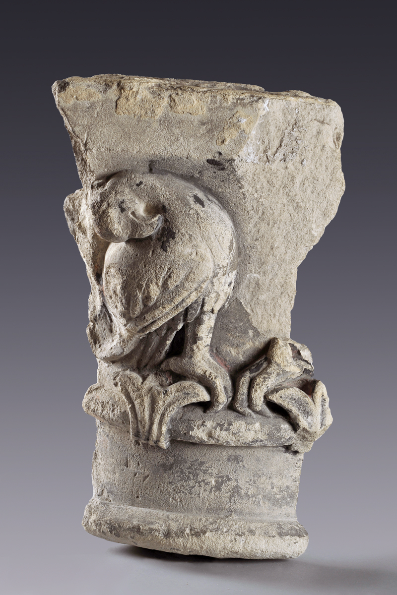 Fragment d’un chapiteau de la cathédrale Notre-Dame de Senlis
