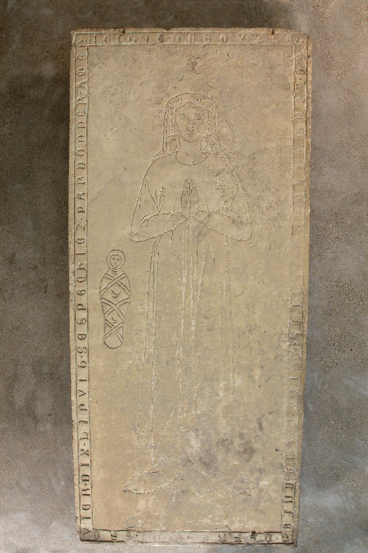 Pierre tombale de dame Aalix, femme de Jean de Brie et de Fresnoy, escuyer (?)