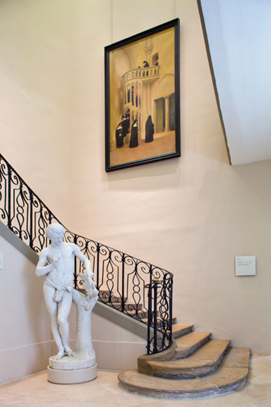 Escaliers du XVIIIe s. dans l'ancien palais épiscopal. L'Oiseleur d'André Truphème et Matines d'Emile Renard