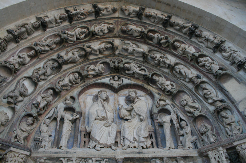 Le Couronnement de la Vierge, tympan du portail occidental © M. Divay
