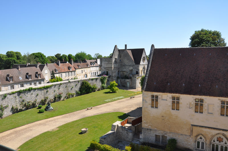 Le prieuré, la muraille gallo-romaine et les vestiges du Château Royal